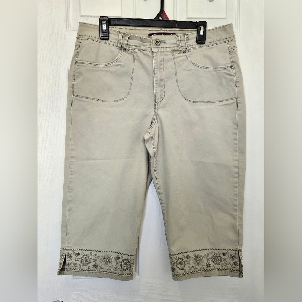 Gloria Vandernilt beige Cropped Pants with Embroidered Hem